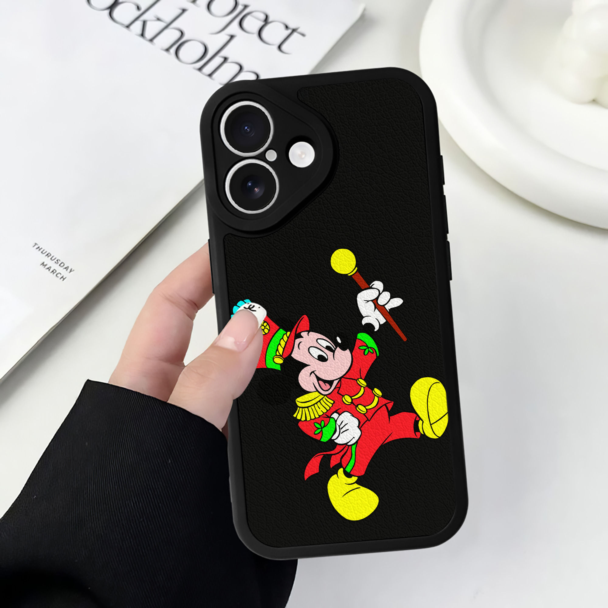 （画像用） ミッキーマウス Mickey Mouse 【iPhone 16シリーズ対応】シリコンスマホケース（レザー調） 材質：シリコン